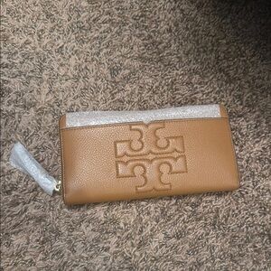 Tory Burch Tan Leather Wallet Sleek Design